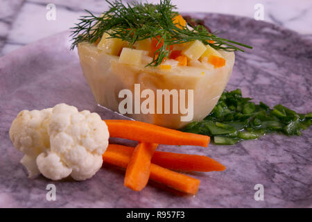 Les artichauts de la nourriture avec les petits pois, carottes, pommes de terre et de l'Aneth Banque D'Images