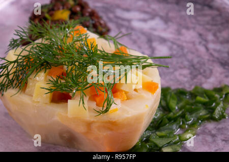 Les artichauts de la nourriture avec les petits pois, carottes, pommes de terre et de l'Aneth Banque D'Images