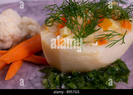 Les artichauts de la nourriture avec les petits pois, carottes, pommes de terre et de l'Aneth Banque D'Images