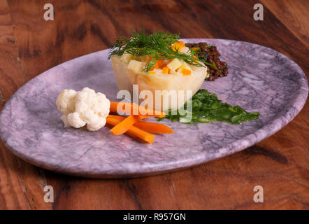 Les artichauts de la nourriture avec les petits pois, carottes, pommes de terre et de l'Aneth en plaque de marbre Banque D'Images