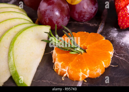 Libre d'une salade de fruits colorés sur une plaque Banque D'Images