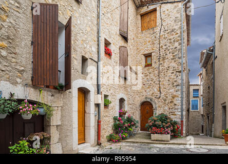 Maisons traditionnelles en alley au village La Palud-sur-Verdon, Alpes de Haute Provence en région Provence-Alpes-Côte d'Azur, France Banque D'Images