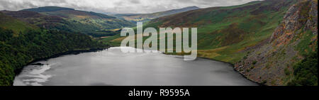 Vue panoramique haute résolution de Lough Tay, dans les montagnes de Wicklow, Irlande Banque D'Images