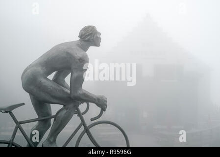 Restaurant / Bar et statue de Tour de France cycliste Octave Lapize au Col du Tourmalet dans un épais brouillard dans les Pyrénées, France Banque D'Images