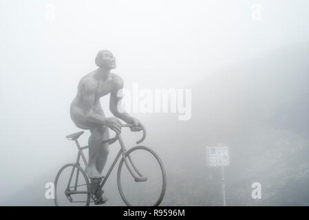 Statue de Tour de France cycliste Octave Lapize au Col du Tourmalet dans un épais brouillard dans les Pyrénées, France Banque D'Images