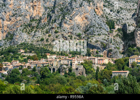 Vue sur la chapelle Notre-Dame-de-Beauvoir et le village Moustiers-Sainte-Marie, Alpes de Haute-Provence, Provence-Alpes-Côte d'Azur, France Banque D'Images