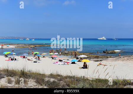 Bateaux ancrés au large de la plage de Es Caló d'occupation, Formentera, Espagne Banque D'Images