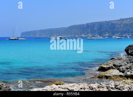 Bateaux ancrés au large de Es Calo, Majorque, îles Baléares, Espagne Banque D'Images