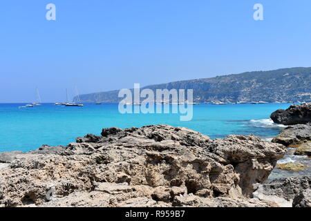 Bateaux ancrés au large de Es Calo, Majorque, îles Baléares, Espagne Banque D'Images