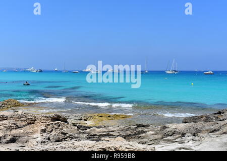 Bateaux ancrés au large de Es Calo, Majorque, îles Baléares, Espagne Banque D'Images