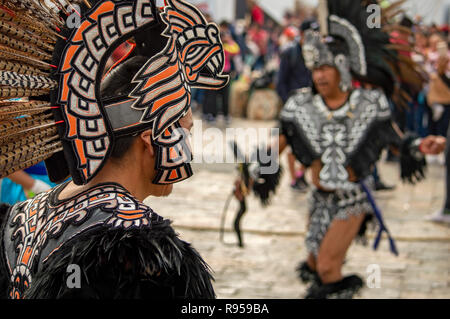 Un homme à danser à la basilique Notre Dame de Guadalupe à Mexico, Mexique Banque D'Images