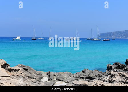 Bateaux ancrés au large de Es Calo, Majorque, îles Baléares, Espagne Banque D'Images