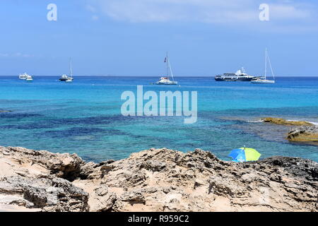 Bateaux au mouillage au large de Es Calo, Majorque, îles Baléares, Espagne Banque D'Images