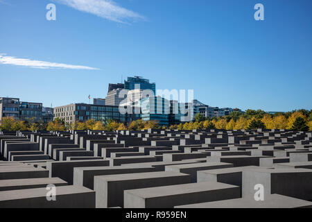 Mémorial de l'Holocauste à Berlin, Allemagne. Une façon de se souvenir des juifs et leur masse assassinée. Cubes gris prouver la guerre est mauvais résultats. Banque D'Images