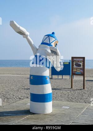 Phare d'une douche. Torre del Mar, Malaga, Espagne. Banque D'Images