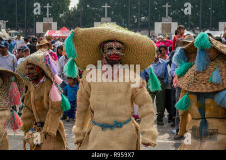 Une danse traditionnelle mexicaine à la basilique Notre Dame de Guadalupe à Mexico, Mexique Banque D'Images