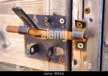 Serrure de porte ancienne avec loquet rouillé Banque D'Images