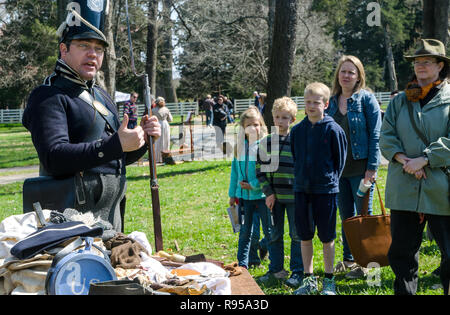 Histoire reenactor Myers Brown, représentant un soldat de l'armée régulière américaine 1812, témoigne d'un mousquet modèle 1795 à Nashville, Tennessee. Banque D'Images