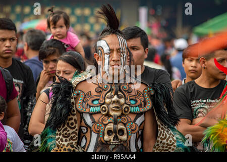 Un homme à danser à la basilique Notre Dame de Guadalupe à Mexico, Mexique Banque D'Images