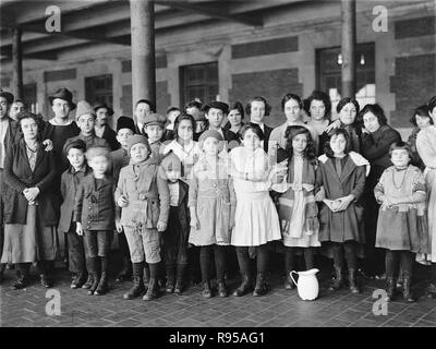 Les enfants d'immigrés, Ellis Island, New York..Photo : Brown Brothers, ca. 1908.Dans les dossiers de l'United States Public Health Service. Banque D'Images