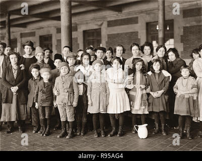 Les enfants d'immigrés, Ellis Island, New York..Photo : Brown Brothers, ca. 1908.Dans les dossiers de l'United States Public Health Service. Banque D'Images