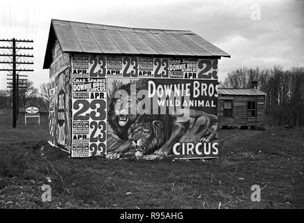 Des affiches portant sur un bâtiment à proximité de Lynchburg pour annoncer un Downie Bros circus. Photographie de Walker Evans /FSA (1903-1975) Banque D'Images