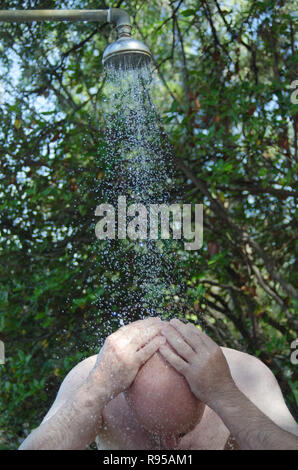 28.06.2012, Gespanschaft Kuestenlandâ, Cres€"Bergl, Croatie - unter der Mann Gartendusche. 0RX120628D037CAROEX.JPG GT [communiqué de modèle : Non, la propriété REL Banque D'Images