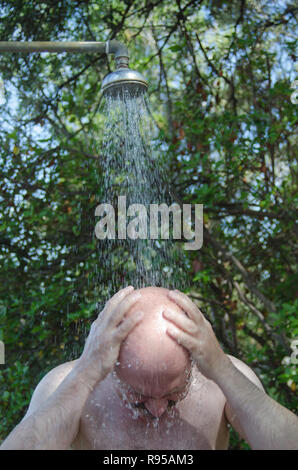 28.06.2012, Gespanschaft Kuestenlandâ, Cres€"Bergl, Croatie - unter der Mann Gartendusche. 0RX120628D038CAROEX.JPG GT [communiqué de modèle : Non, la propriété REL Banque D'Images