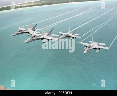 Un navire quatre formation d'US Navy (USN) F/A-18A Hornet, en vol au dessus de Diego Garcia, territoire britannique de l'Océan Indien (ITO). Le groupe est composé d'appareils de 25 e Escadron d'avions (VFA-25), FIST de la Flotte, (série 400), et 113 e Escadron d'avions (VFA-113), Stingers (série 300). Photo US Navy Banque D'Images