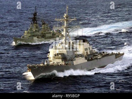 Le HMAS Sydney et USS John S. McCain (DDG 56) croisière côte à côte dans les eaux australiennes . DoD photo par Andrew Meyers, Marine américaine. Banque D'Images