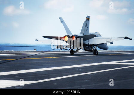 Un F/A-18C Hornet affectés à la "mort" des Rattlers Strike Fighter Squadron trois deux trois (VMFA-323) terres avec succès dans le poste de pilotage de la classe Nimitz porte-avions USS JOHN C. STENNIS (CVN 74). U.S. Navy photo by Mass Communication Specialist 3e classe Ron Reeves Banque D'Images