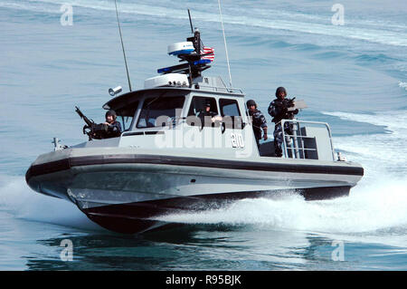 Un bateau de patrouille de pêche côtière 24 unité fait un virage serré à droite, alors que l'équipage effectue une patrouille de sécurité dans les eaux près de la base navale de Koweït photo DoD Banque D'Images