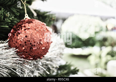 Cette photo montre une belle babiole rouge sur un arbre de Noël. La photo a été prise à Hua Hin Banque D'Images