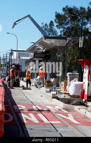 Les travailleurs de béton coulage de béton dans la rue Scott à construire le Newcastle Light Rail (Tram) service pour la ville. Banque D'Images