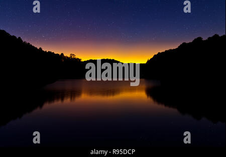 Tôt le matin la lumière avec la silhouette de la montagne et de la réflexion sur l'eau à Pang Ung,Plantations forestières, au nord de la Thaïlande Maehongson Banque D'Images