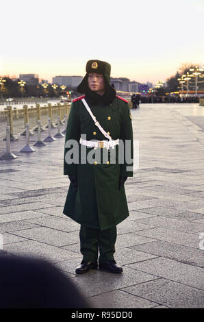 Pour l'abaissement permanent garde chinois Cérémonie du drapeau en face de Tiananmen, Pékin Banque D'Images
