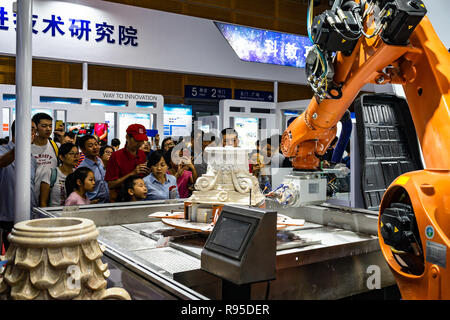 Robot industriel de la sculpture et gravure sur socle en plâtre à tech fair à Shenzhen, Chine Banque D'Images