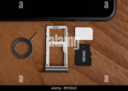 La carte SIM et de carte microSD avec outil de dépose sur le côté de smartphone Blackberry Banque D'Images