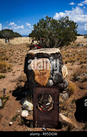 Métal et bois une pierre tombale dans un cimetière de création à Madrid, Nouveau Mexique. Banque D'Images