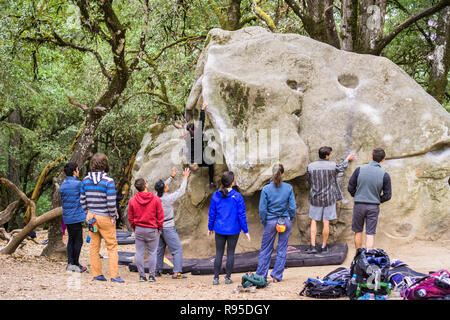 Le 11 février 2018 Los Gatos / CA / USA - Groupe de grimpeurs pratiquant le bloc dans la forêt de Castle Rock State Park, Santa Cruz Mountains, Calif. Banque D'Images