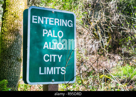 Entrer dans les limites de la ville de Palo Alto sign posté sur l'un des sentiers, baie de San Francisco, Californie Banque D'Images