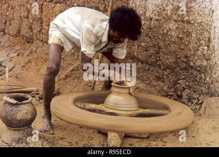La poterie, la médecine traditionnelle indienne ( kumbhar potter ) Clay pot en terre bouilloire, ce pot en argile sur la roue, Karnataka, Inde Banque D'Images
