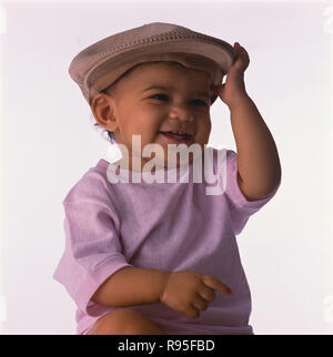 Bébé garçon, casquette de port, portrait, fond blanc, IRM Banque D'Images