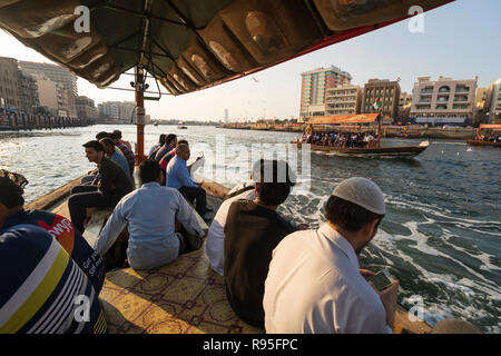 Les passagers traversant le ruisseau par Abra water taxi à Deira, Dubaï, Émirats Arabes Unis Banque D'Images