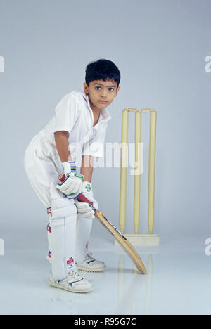 Boy playing cricket batting sur fond blanc - M.# 494 Banque D'Images