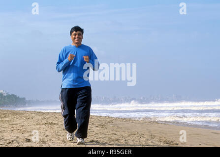 Senior man jogging on beach - M.# 448 Banque D'Images