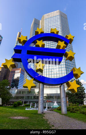 Francfort, Allemagne - 11 juil 2013 : symbole de l'Euro à l'extérieur de la Banque centrale européenne (BCE). Banque D'Images