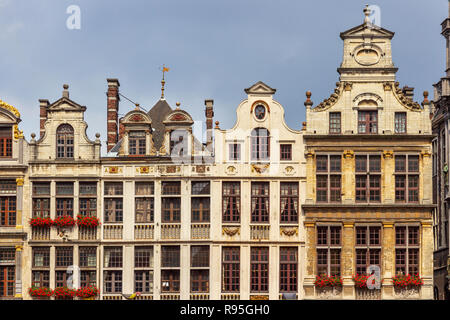 Vue sur les façades de bâtiments de la célèbre Grand Place, Grote Mark, la place centrale de Bruxelles. Banque D'Images