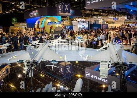 PARIS - FRANCE - JUN 23, 2017 : les visiteurs de regarder les avions à un stand de l'Constructeur aéronautique français Dassault Aviation au cours de l Paris Banque D'Images