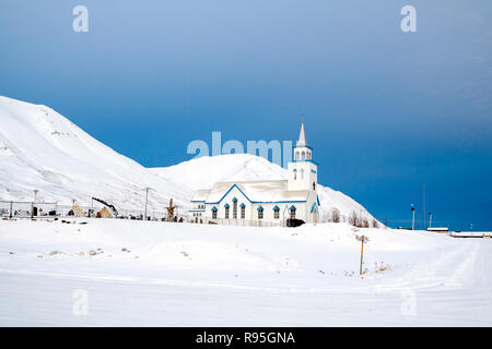 Petite église blanche entouré par la neige en Islande au cours de l'hiver. Banque D'Images